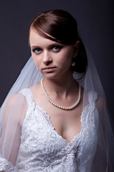 Красивая невеста в студии съемки — стоковое фото