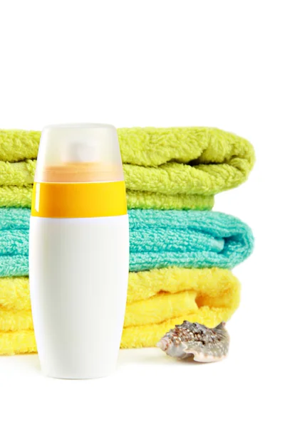 Sun lotion med snäckor och handdukar — Stockfoto