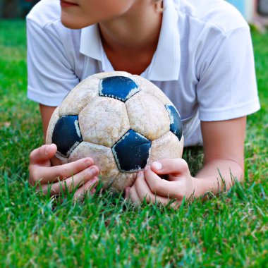 eski futbol topu ile çocuk