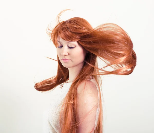 Bella donna con magnifici capelli rossi — Foto Stock