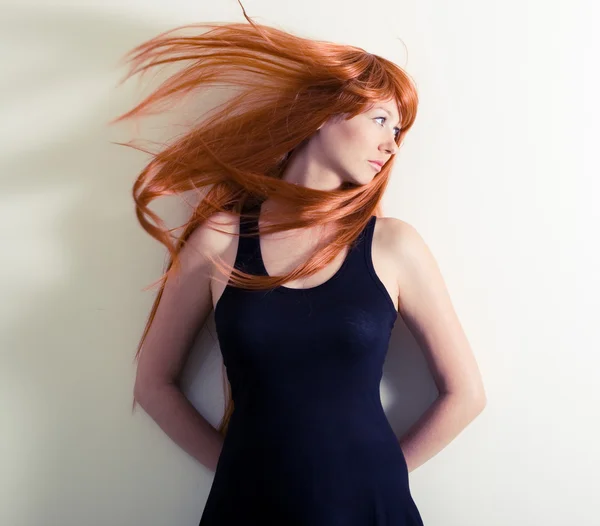 Gyönyörű nő gyönyörű vörös hajú — Stock Fotó