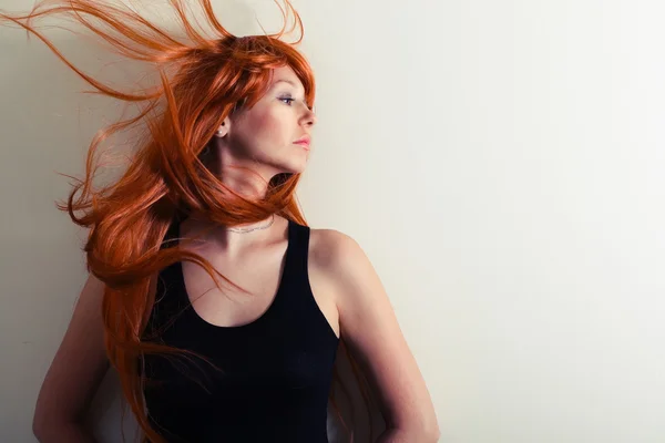 Gyönyörű nő gyönyörű vörös hajú — Stock Fotó