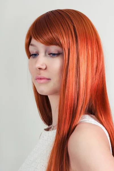 Schöne Frau mit herrlichen roten Haaren — Stockfoto