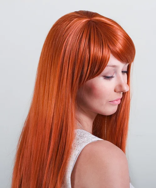 Όμορφη γυναίκα με υπέροχη κόκκινα μαλλιά — Φωτογραφία Αρχείου
