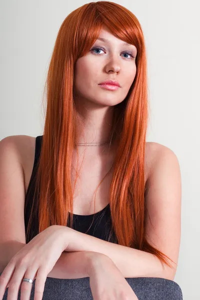 Piękna kobieta z wspaniałe czerwone włosy — Zdjęcie stockowe