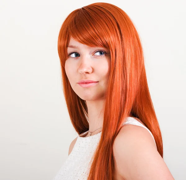 壮大な赤い髪と美しい女性 — ストック写真