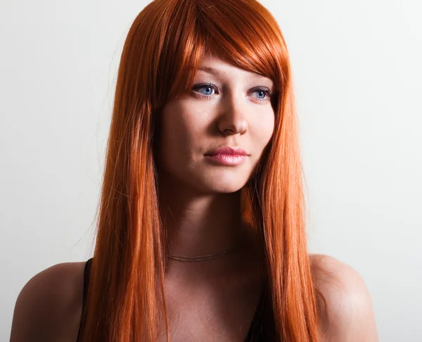Красивая женщина с великолепными рыжими волосами — стоковое фото