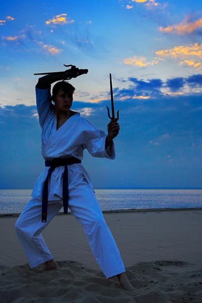 Karate på sunset beach — Stockfoto