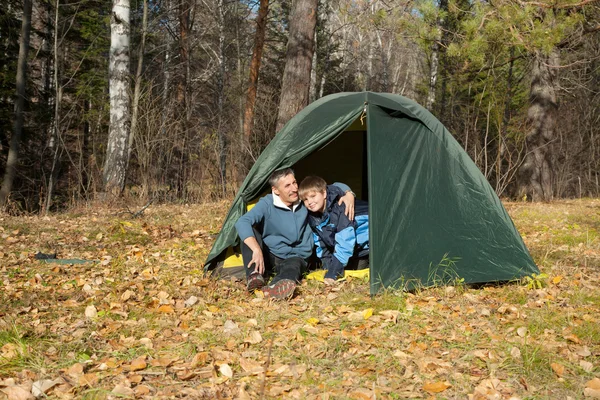 Tenda na floresta de outono — Fotografia de Stock