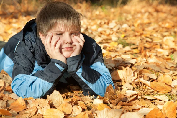 Junge im Herbstpark — Stockfoto
