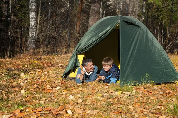 秋の森のテント — ストック写真