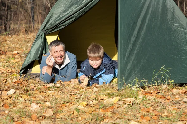Tent in herfst bos — Stockfoto