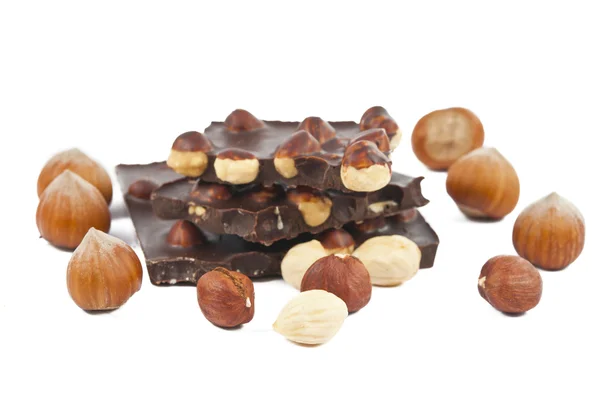 Hazelnoten met chocolade geïsoleerd — Stockfoto