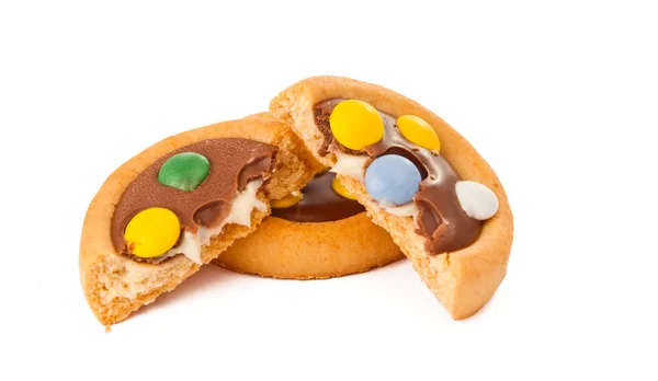Печенье с молочным шоколадом и цветными шоколадными бобами — стоковое фото