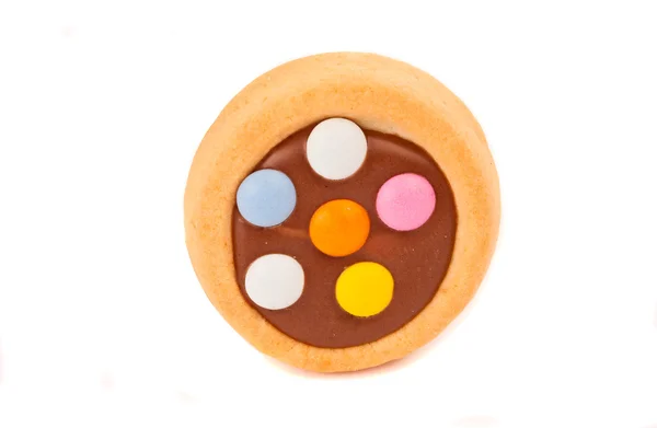 Koekjes met melkchocolade en gekleurde chocolade bonen isolat — Stockfoto