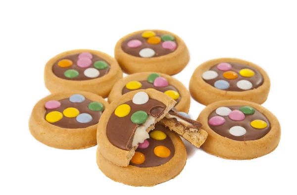 Galletas con chocolate con leche y granos de chocolate coloreados isolat —  Fotos de Stock
