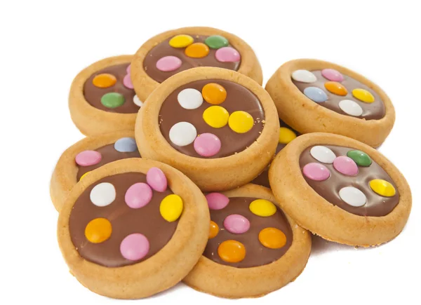 Печенье с молочным шоколадом и цветные шоколадные бобы изолята — стоковое фото