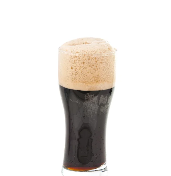 Стакан темного пива изолирован — стоковое фото