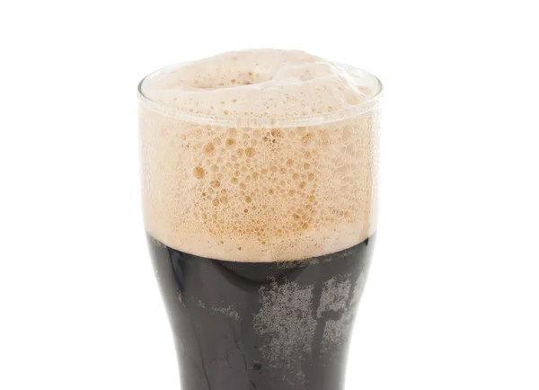 Um copo de cerveja escura isolado — Fotografia de Stock