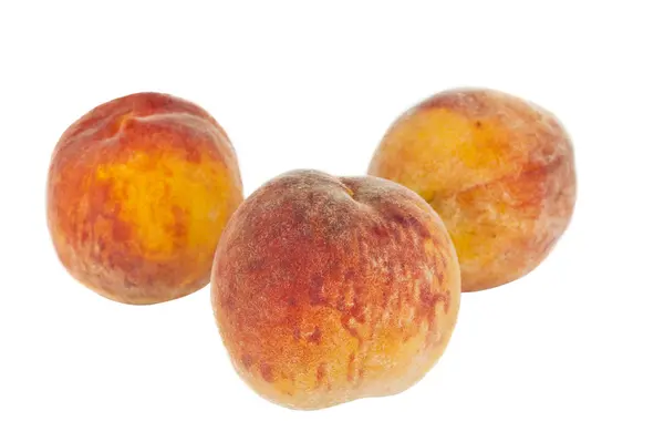 Стиглі персики, ізольовані — стокове фото