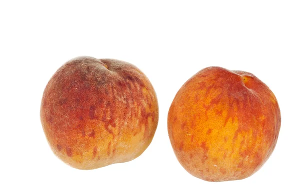Спелые персики изолированы — стоковое фото