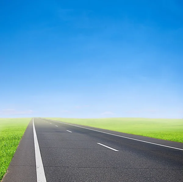Автомобильная дорога над синим небом — стоковое фото