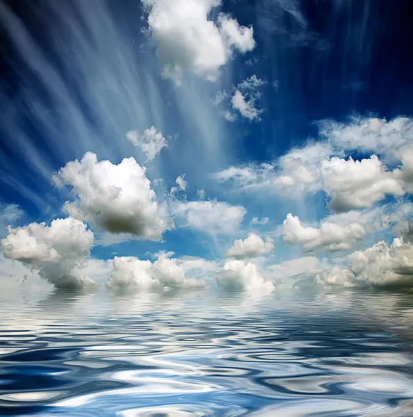 Céu tempestuoso refletido em ondas de água — Fotografia de Stock