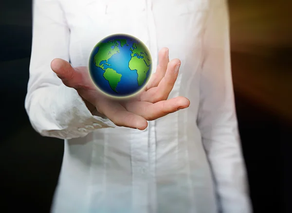 Mano femminile che tiene il globo su sfondo nero — Foto Stock