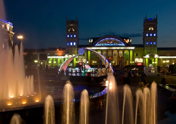 Nachtansicht des Terminals Südbahnhof. Charkow - Stadt des Euro-201 — Stockfoto