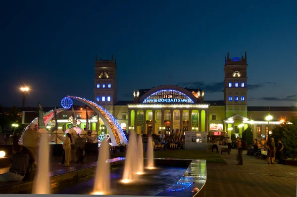 Vista nocturna de la estación sur terminal. Jarkov - ciudad de EURO-201 — Foto de Stock