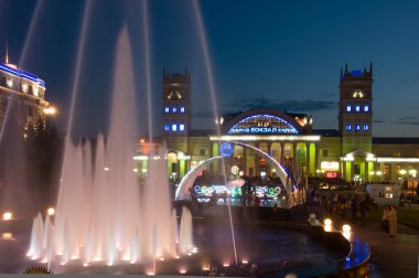 terminal Güney istasyonu gece manzarası. Harkov - euro-201 şehir