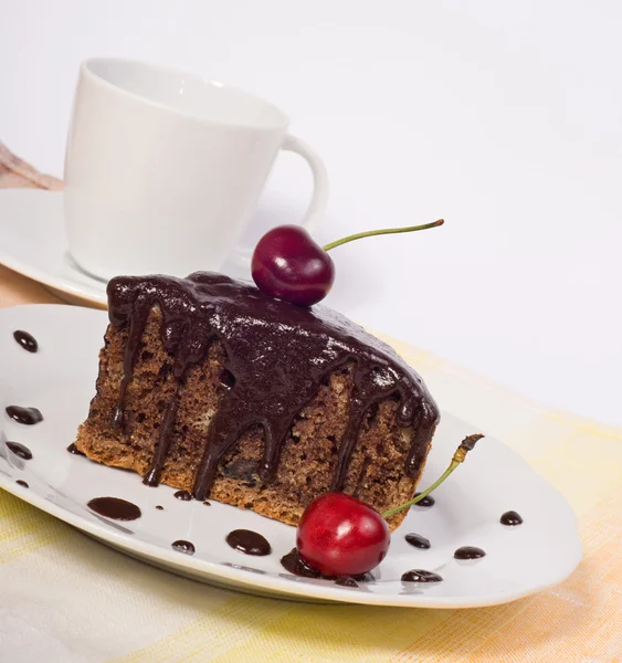 Schokoladenkuchen mit Kirsche — Stockfoto