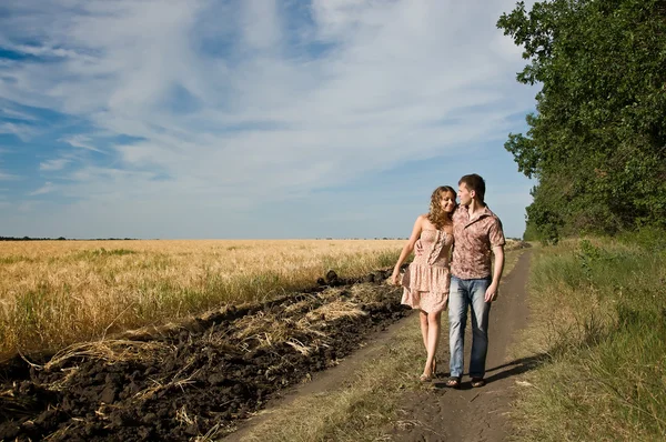 Par går på natur — Stockfoto