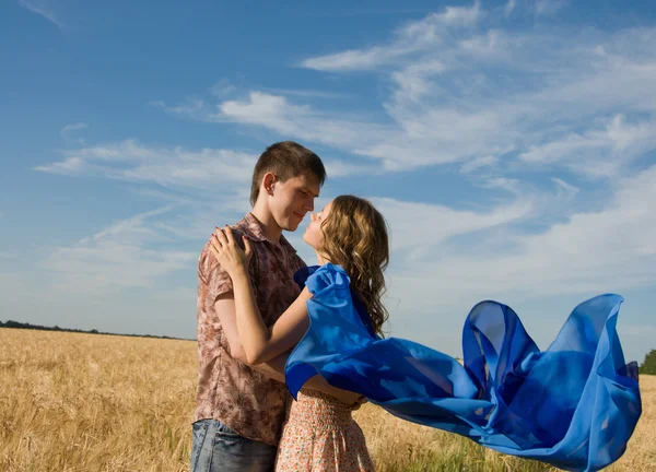 Älskande par på vete fält — Stockfoto