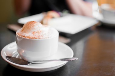 cappucino bardak süt köpüğü ve tarçın ile