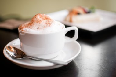 cappucino bardak süt köpüğü ve tarçın ile