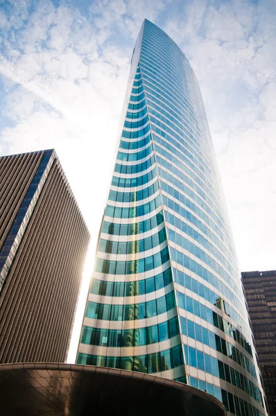 Moderna byggnader med sol — Stockfoto