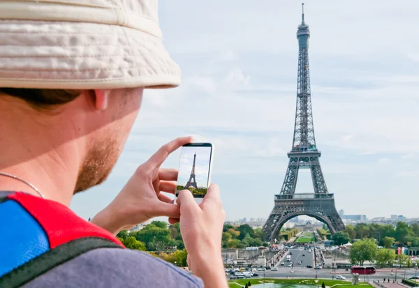 Tourist taking a picture of the Eiffel Tower in Paris — Stock Photo, Image