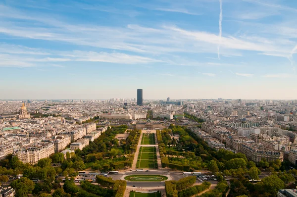 Vista da Torre Eiffel na famosa Champs de Mars — Fotografia de Stock