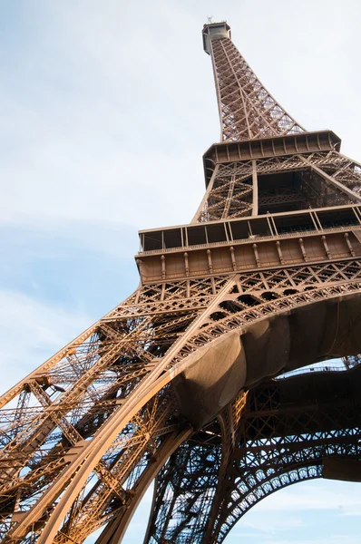 Вертикально ориентированное изображение знаменитой Эйфелевой башни в Париже, Франция . — стоковое фото