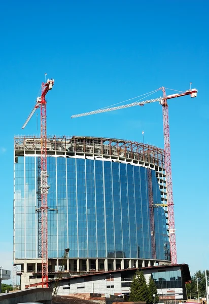 Tower cranes make skyscraper — Stock Photo, Image