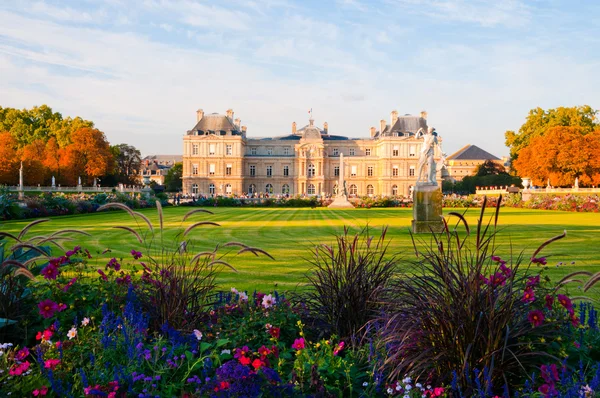 Jardin du Luxembourg com o Palácio e a estátua. Poucas flores são — Fotografia de Stock