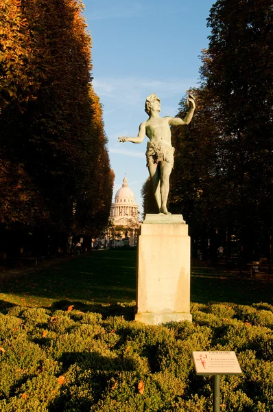 Estatua "L 'acteur grec" en Jardín du Luxembourg en París . — Foto de Stock