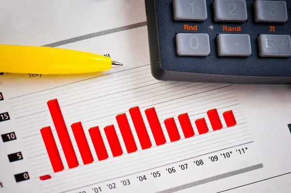 Üzleti koncepció: számológép, toll és ábra — Stock Fotó