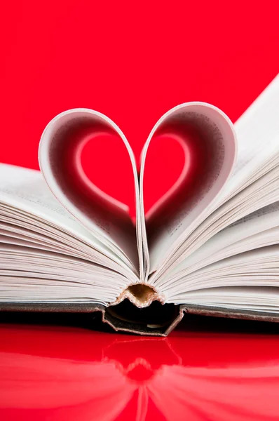 Páginas de um livro curvado em forma de coração — Fotografia de Stock