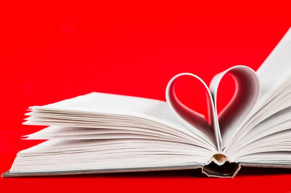 Σελίδες ενός βιβλίου καμπυλωμένες σε σχήμα καρδιάς — Φωτογραφία Αρχείου