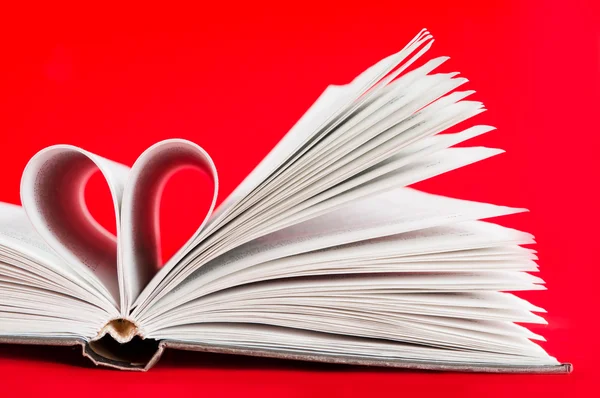 Sidor i en bok böjda till en hjärtform — Stockfoto