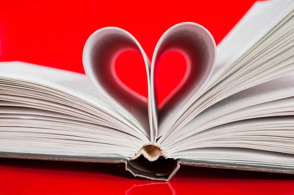 Pagina 's van een boek gebogen in een hartvorm — Stockfoto