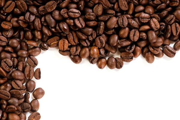 Kahve çekirdekleri ile kopya yer beyaz zemin üzerine — Stok fotoğraf