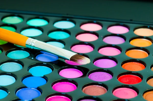 Ombres à paupières multicolores avec pinceau cosmétique — Photo